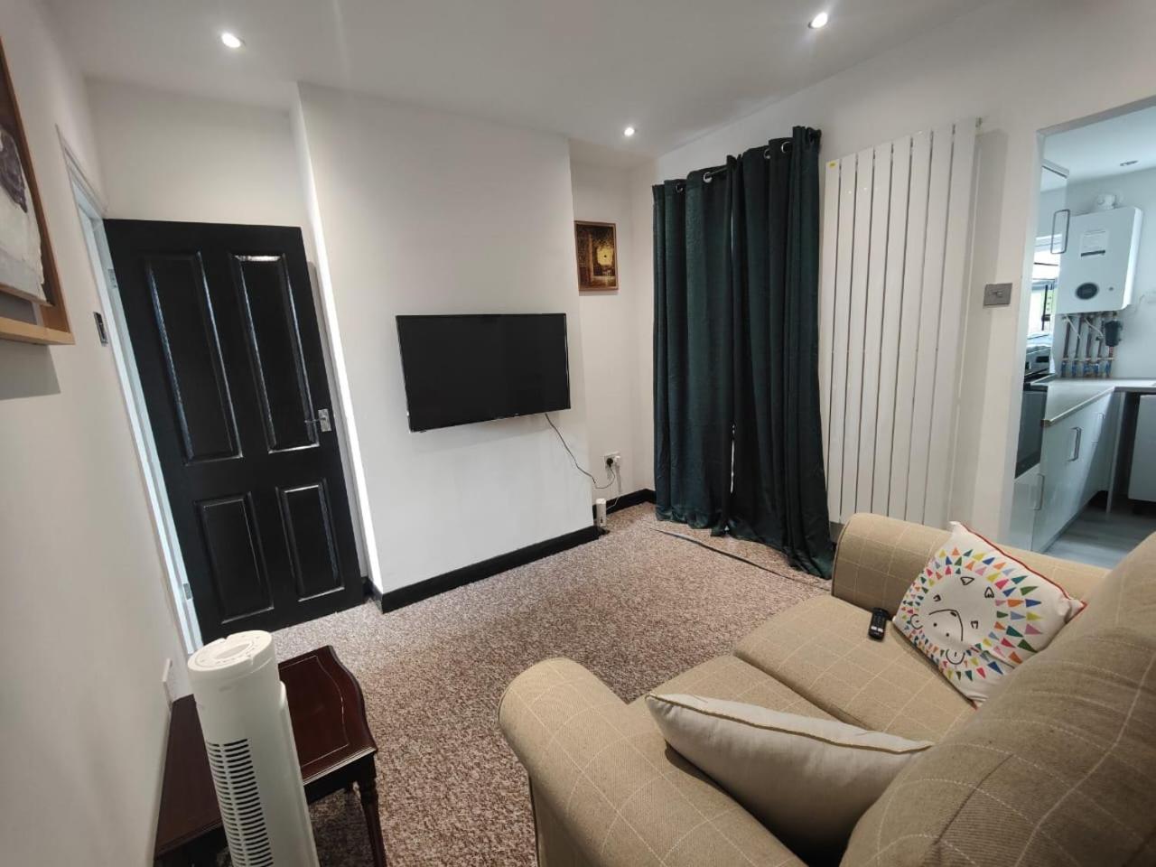 Cozy Luton Apartment Чатъм Екстериор снимка