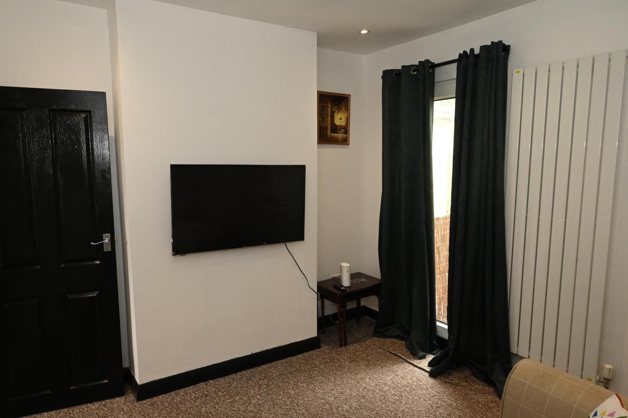 Cozy Luton Apartment Чатъм Екстериор снимка
