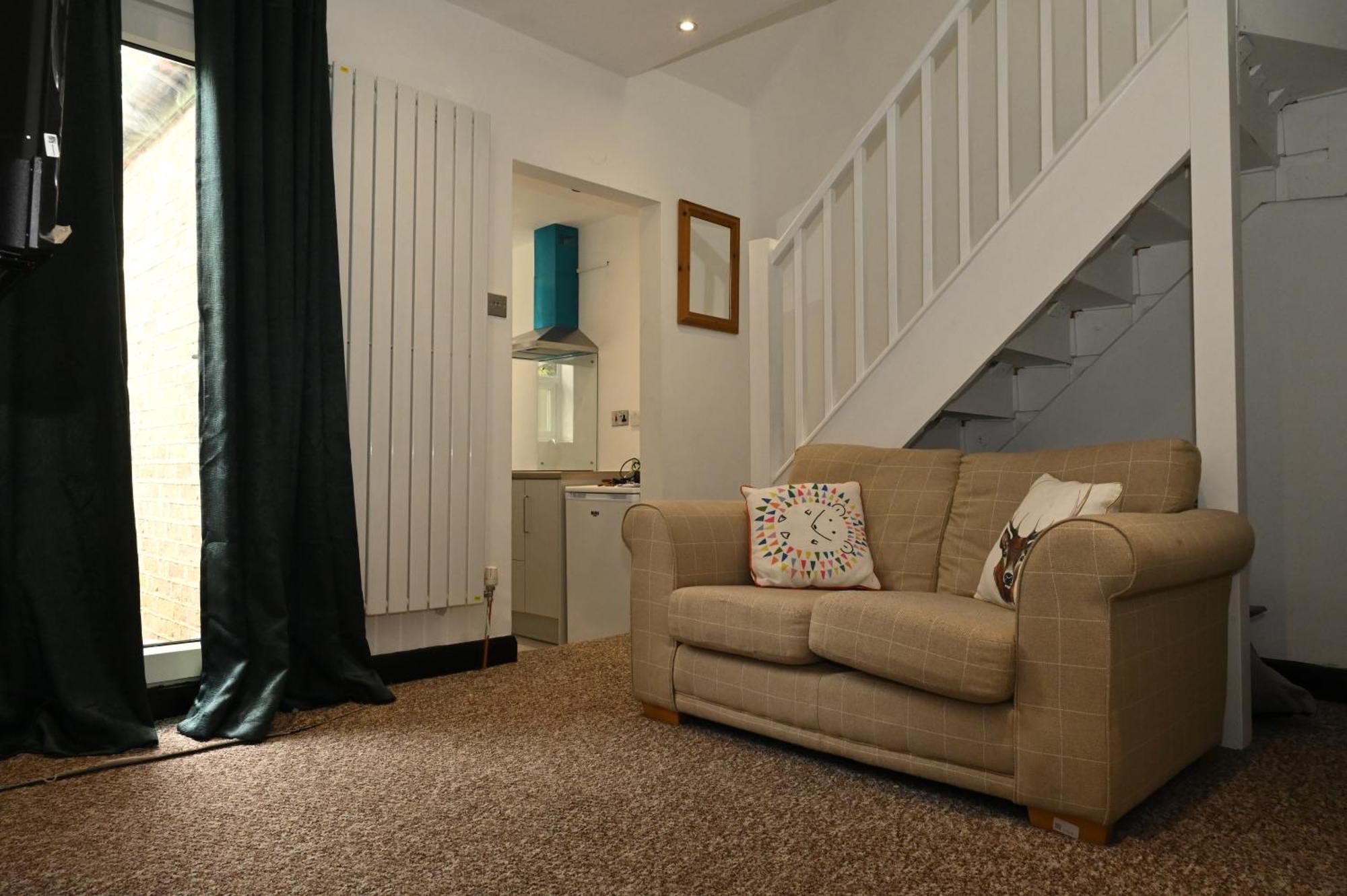 Cozy Luton Apartment Чатъм Екстериор снимка